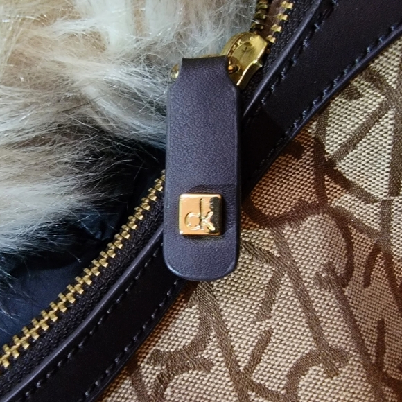 Calvin Klein bag (medium) like new,clean - Picture 4 of 6
